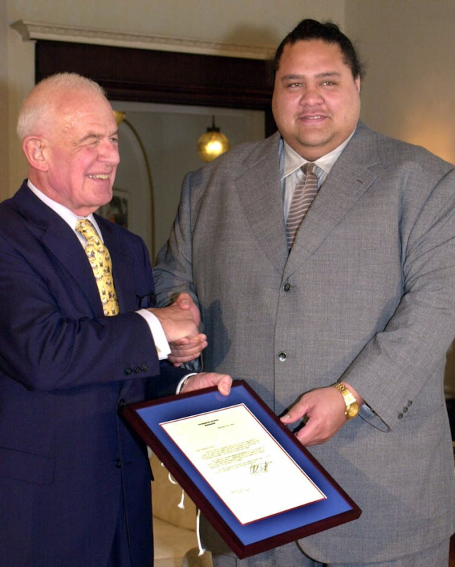 Thomas Foley, then the U.S. ambassador to Japan, presents sumo grand champion Akebono with a letter of appreciation from Secretary of State Colin Powell in 2001. AP Photo/Tsugufumi Matsumoto